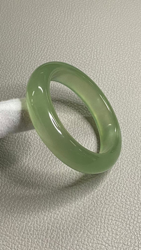 Gelang Hijau Es Giok Cui Giok Alami Ukuran 54-56mm Ukuran 55.2mm Lebar Sisi 14.2mm Giok terjadi secara alami Pola acak Pengiriman dan pajak sudah termasuk.