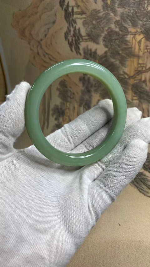 Gelang giok Xiuyan biru-hijau yang indah dengan efek mata kucing alami. Diameter dalam: 61 mm, lebar tepi: 11 mm. Semua batu terbentuk secara alami. Harga sudah termasuk ongkos kirim dan pajak.