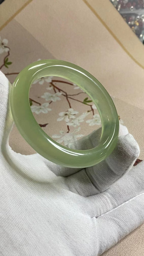 Gelang Hijau Es Giok Cui Giok Alami Ukuran 56-58mm Ukuran 57.1mm Lebar Sisi 11.8mm Giok terjadi secara alami Pola acak termasuk pajak pengiriman