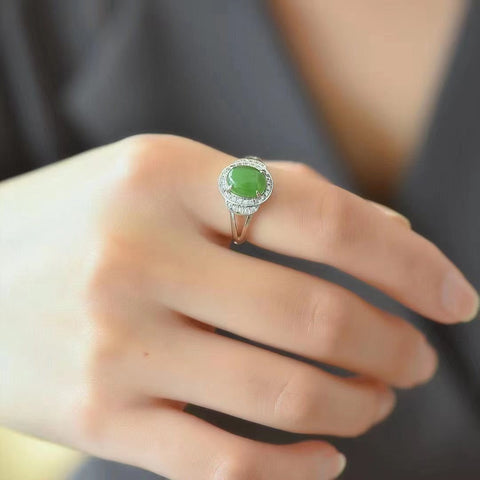 Batu Giok Cincin Hetian Jasper Alami baru dan hangat, serta gayanya baru dan apik. Ukuran 7 * 9mm, sudah termasuk ongkos kirim dan pajak.