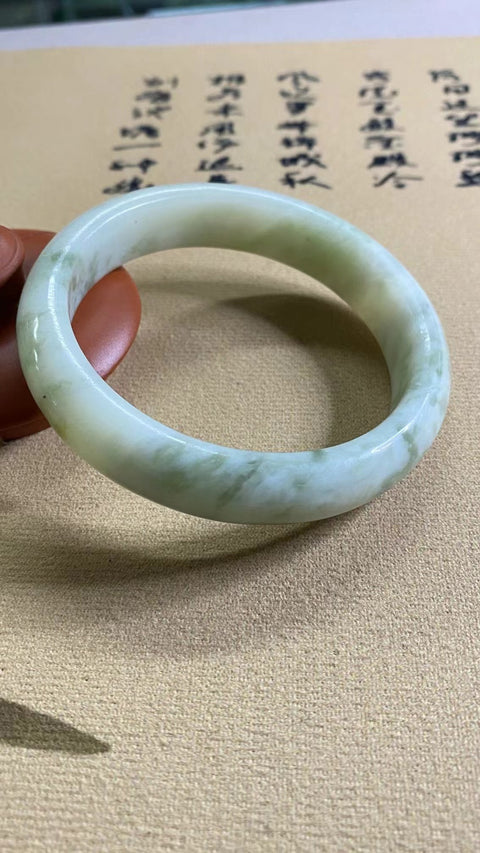 Gelang Cui Giok Minyak Cui Tua Ukuran 61-62mm Ukuran 61.7mm Lebar Sisi 13.7mm Giok terjadi secara alami Pola acak Pajak pengiriman sudah termasuk.