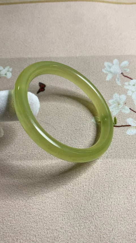 Gelang Giok Cui Halus Ukuran 61-63mm Ukuran 62.5mm Lebar 10mm Giok terjadi secara alami Pola acak Termasuk pajak pengiriman.