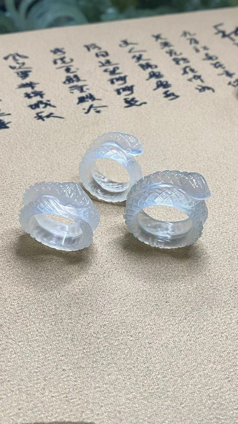 Cincin Ular Es Giok Cui Giok Alami Ukuran 17-21mm Giok halus dan hangat, gaya yang indah, diukir dengan tangan, sudah termasuk pajak pengiriman.