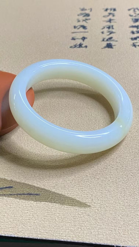 Gelang Cahaya Bulan Putih Giok Cui Giok Alami Ukuran 53-55mm Ukuran 54.2mm Lebar Sisi 12.7mm Giok semuanya terjadi secara alami Pola acak termasuk pajak pengiriman