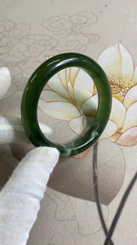 Gelang Hijau Penuh Giok Cui Fine Jade Ukuran 58-60mm Ukuran 59.9mm Lebar Sisi 12.4mm Giok ini terbentuk secara alami dan polanya acak Sudah termasuk ongkos kirim dan pajak.