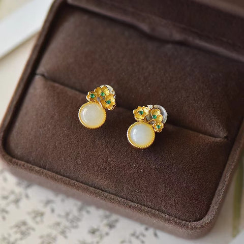 2831-2 Anting Bunga Plum Giok Hetian Alami 925 Tatahan Perak Ukuran 6 * 6mm Giok yang halus dan hangat Sudah termasuk ongkos kirim dan pajak.