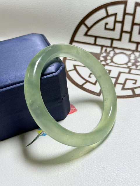 Gelang Garis Kecantikan Bahan Es Tinggi Cui Jade & nbsp; Giok berminyak dan tembus cahaya dengan dasar neon Ukuran Perkiraan: 61.2-11.6-9.5㎜ & nbsp; Giok secara alami memiliki pola yang acak Termasuk Pajak Pengiriman
