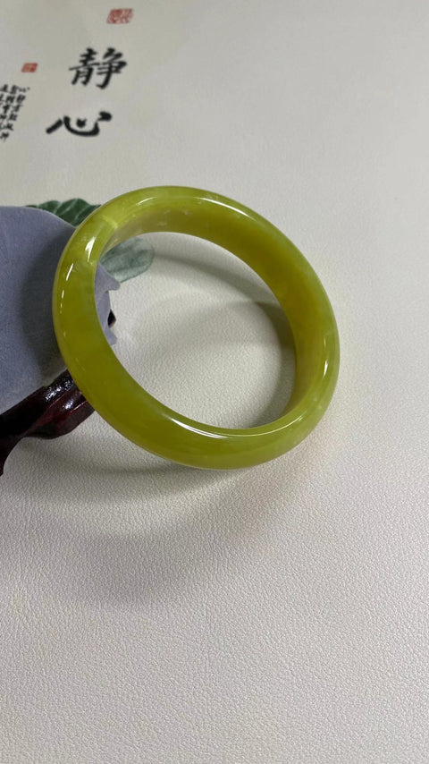 Gelang Bunga Giok Kuning Emas Murni, kaliber 60mm, lebar 14.3mm, batu giok ini terbentuk secara alami dan polanya acak, sudah termasuk pajak pengiriman.