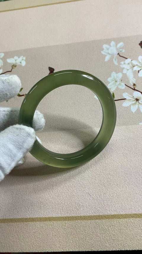 Gelang Hijau Penuh Giok Cui Fine Jade Ukuran 57-59mm Ukuran 59mm Lebar 11.2mm Giok Joan semuanya terjadi secara alami Pola acak Termasuk ongkos kirim dan pajak