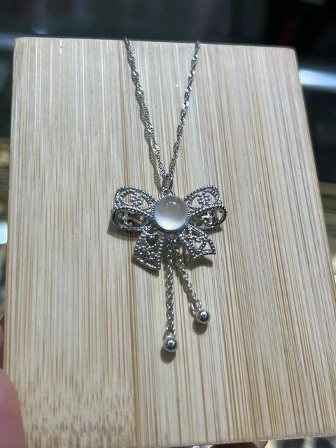 Kalung Kupu-kupu Giok Alami 925 perak dengan pengaturan Giok yang bersih dan halus Ukuran 7mm Sudah termasuk pajak pengiriman.