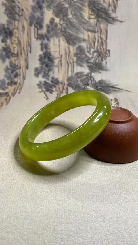Gelang Giok Halus Ukuran 57-59mm Ukuran 58.1mm Lebar Sisi 13.3mm Giok terjadi secara alami Pola acak Termasuk pajak pengiriman.