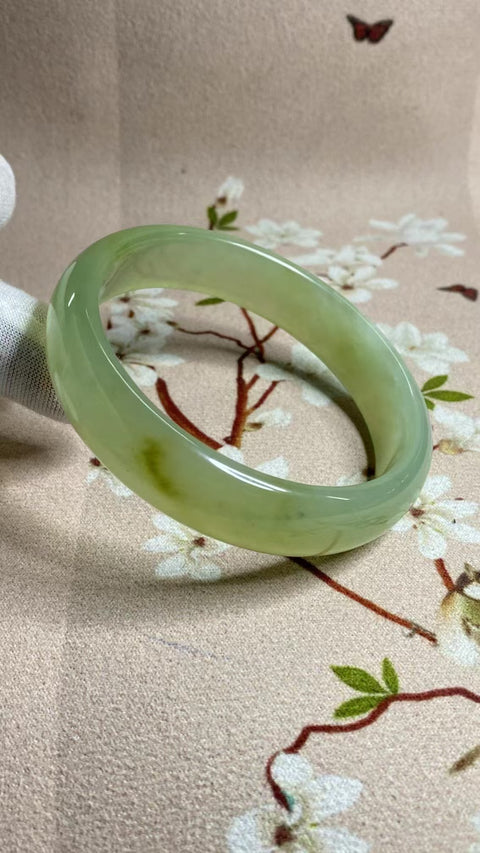 Gelang Lebar Sedang Giok Cui Alami Ukuran 64-66mm Ukuran 65.2mm Lebar Samping 15.6mm Giok terjadi secara alami Pola acak Pengiriman dan pajak sudah termasuk.