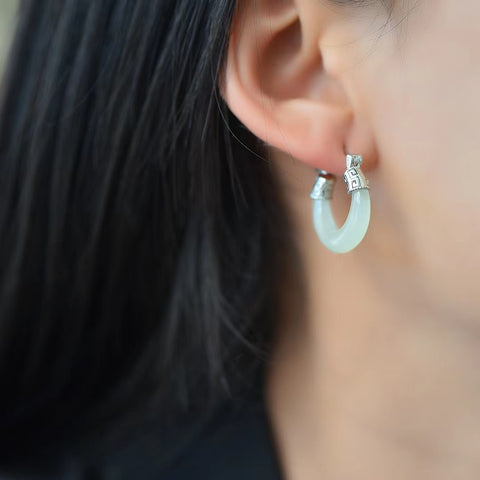 925 Perak dengan Anting Setengah Lingkaran Giok Hotan dengan Gaya Perak Polos sederhana dan elegan, gioknya hangat dan halus, ukuran giok 5 * 21mm, termasuk ongkos kirim dan pajak.