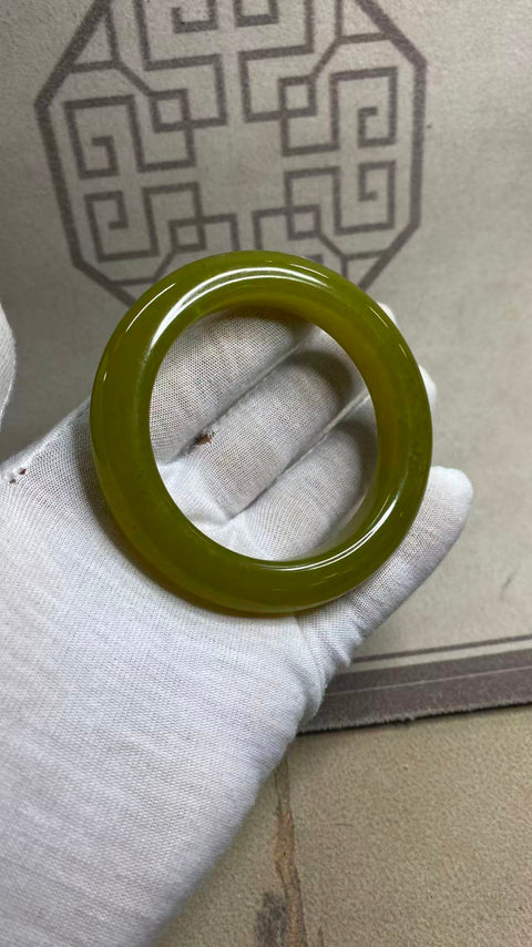 Gelang giok Xiuyan berbentuk alpukat yang indah, diameter dalam: 58mm, lebar tepi: 13,4mm, termasuk biaya pengiriman dan pajak.