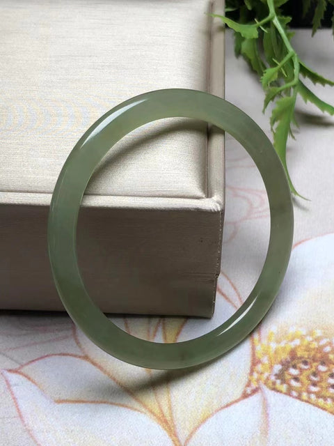 Gelang Strip Kecantikan Giok Hetian Alami Ukuran 53mm Giok ini bersih dan halus serta hangat; &nbsp;Giok adalah pola yang muncul secara alami secara acak; &nbsp;Termasuk Pajak Pengiriman