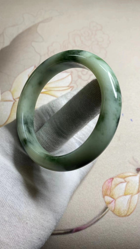 Gelang Cui Giok Minyak Cui Tua Ukuran 60-62mm Ukuran 61.6mm Lebar Sisi 13.4mm Giok terjadi secara alami Pola acak Pengiriman dan pajak sudah termasuk.