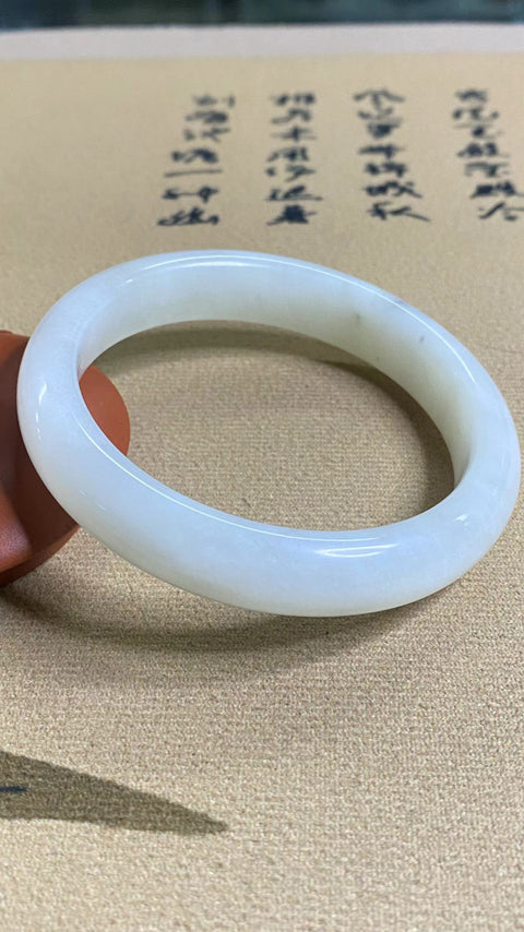 Gelang Cahaya Bulan Putih Giok Cui Giok yang Indah Ukuran 60.5mm Lebar 12.8mm Giok terjadi secara alami Pola acak Termasuk pajak pengiriman.