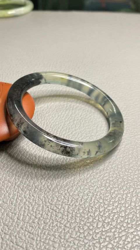 Gelang Garis Kecantikan Tinta Latar Belakang Giok Cui Giok Putih Ukuran 54-56mm Ukuran 55.1mm Lebar Sisi 8.1mm Giok semuanya terjadi secara alami Pola acak Termasuk Pajak Pengiriman.