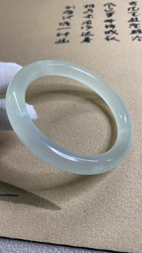 Gelang Es Giok Cui Giok Alami Ukuran 57-59mm Ukuran 58.9mm Lebar Sisi 9.3mm Giok terbentuk secara alami Pola acak Pengiriman dan pajak sudah termasuk.