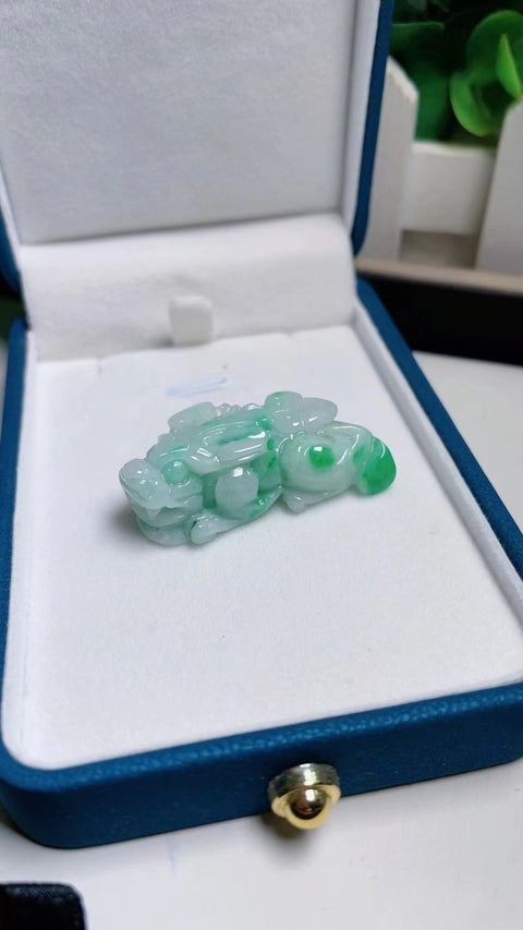 Liontin Pi Giok Alami Warna Hijau Pedas Menarik Kekayaan Batu giok itu bersih, halus dan hangat Bahan lubang tua Ukuran 4.0 * 1.5 * 1.2 Sudah termasuk ongkos kirim dan pajak.