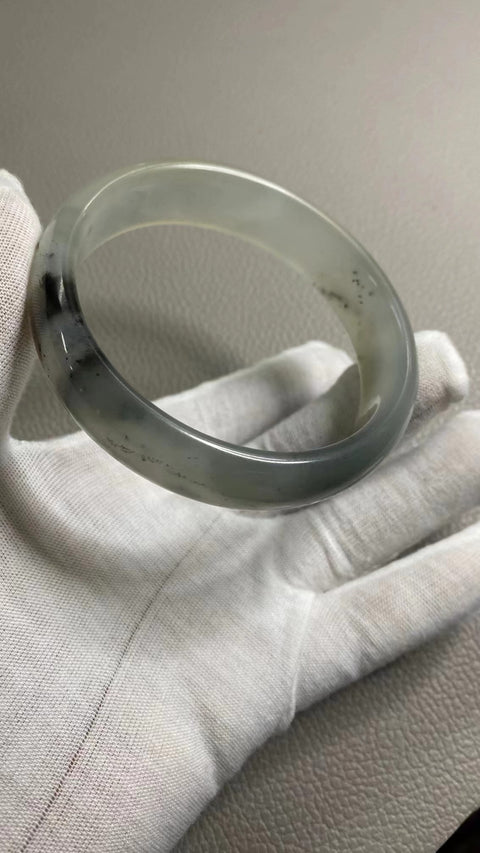 Gelang Tinta Giok Cui Giok bersih, halus dan hangat Ukuran 64-66mm Ukuran 65.4mm Lebar Samping 16.5mm Giok terbentuk secara alami Pola acak Termasuk ongkos kirim dan pajak.