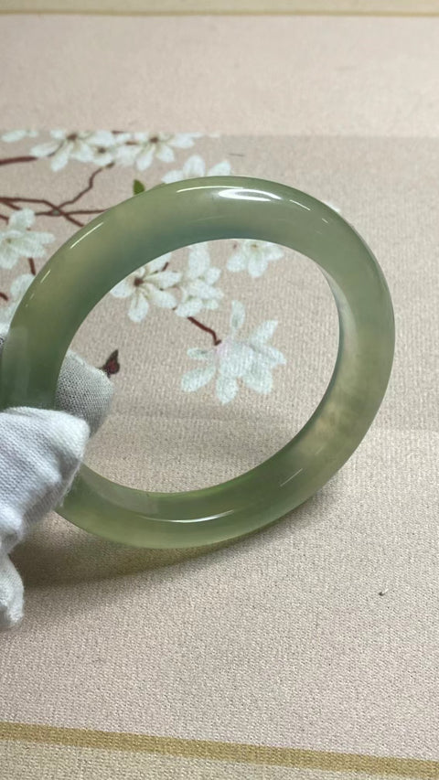 Gelang Bunga Terapung Batu Giok Cui Jade Es Hijau Ukuran 59-61mm Ukuran 60.5mm Batu giok ini terbentuk secara alami dan polanya acak Sudah termasuk pajak pengiriman.