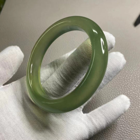 Gelang Giok Cui Alami Ukuran 58-60mm Ukuran 59.8mm Lebar 13.2mm Giok ini alami dan polanya acak; sudah termasuk pajak pengiriman.