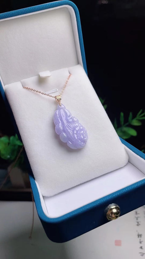 Kalung Kubis Jadeite Alami Pengaturan emas 18 karat Ukuran 3,6 * 1,8 cm Giok halus dan hangat, gaya yang indah sudah termasuk pajak pengiriman.