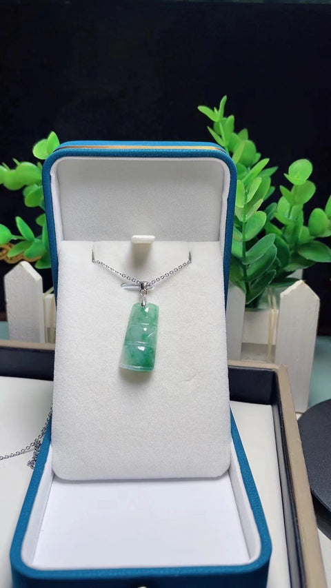 Kalung Bambu Jadeite alami yang terbuat dari perak 925 Ukuran 2,5 * 1,2 Giok bersih, halus, dan hangat Termasuk ongkos kirim dan pajak.