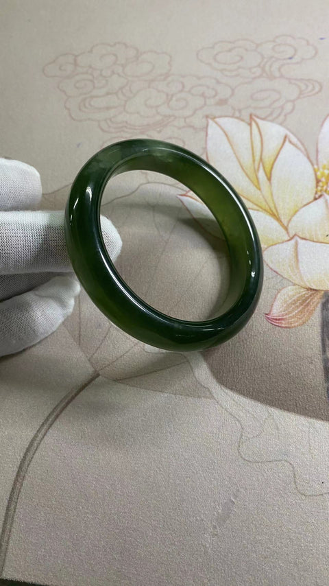 Gelang Giok Cui Halus, Gelang Hijau Zamrud Ukuran 60mm, Lebar Sisi 12.8mm Giok muncul secara alami dengan pola acak Pengiriman dan pajak sudah termasuk.