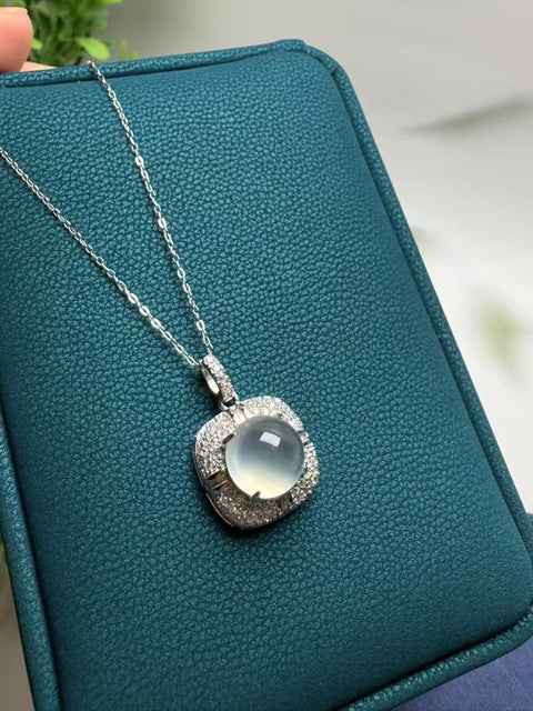 Kalung dari perak 925 dengan batu giok alam berbentuk kotak kecil di atas es, ukuran 10mm, sudah termasuk ongkos kirim dan pajak.