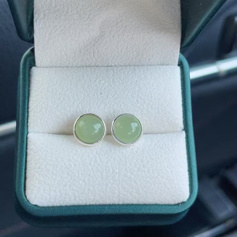 Anting Giok Giok Hetian Alami 925 bertatahkan perak Warna yang indah Ukuran 9,5 mm Giok baik-baik saja dan hangat Sudah termasuk pajak pengiriman.