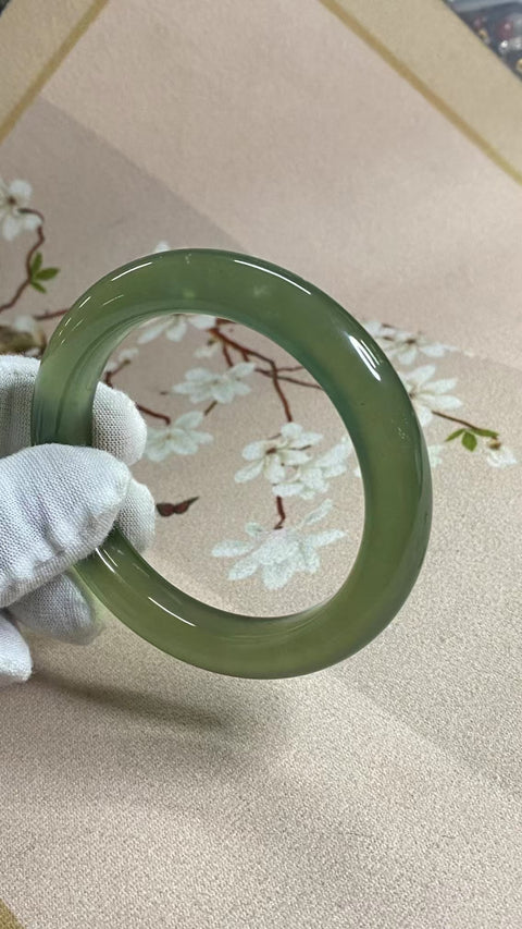 Gelang Hijau Es Giok Cui Giok Alami Ukuran 57-59mm Ukuran 58.6mm Lebar Sisi 11.1mm Giok terjadi secara alami Pola acak Pengiriman dan pajak sudah termasuk.