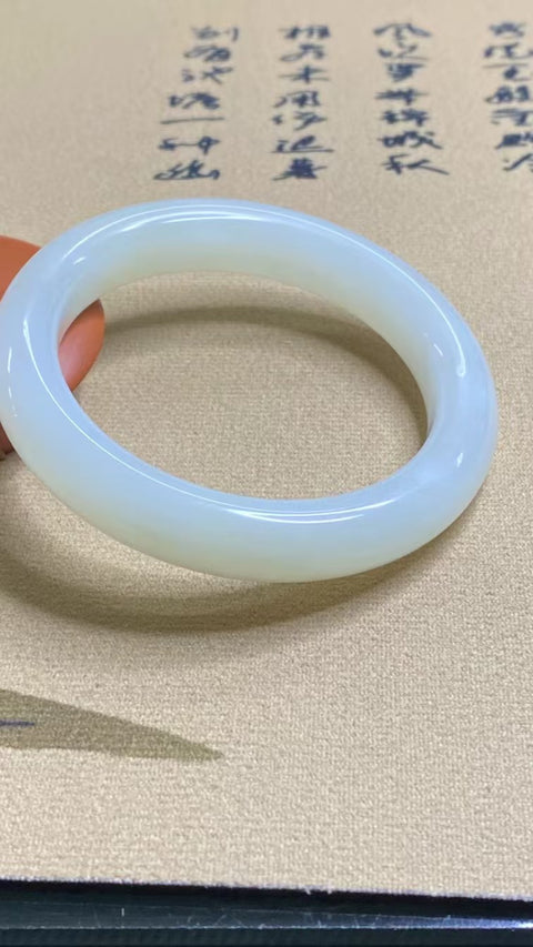 Gelang Cahaya Bulan Putih Giok Cui Giok Alami Ukuran 58-60mm Ukuran 59mm Lebar Sisi 12.3mm Giok terjadi secara alami Pola acak termasuk pajak pengiriman