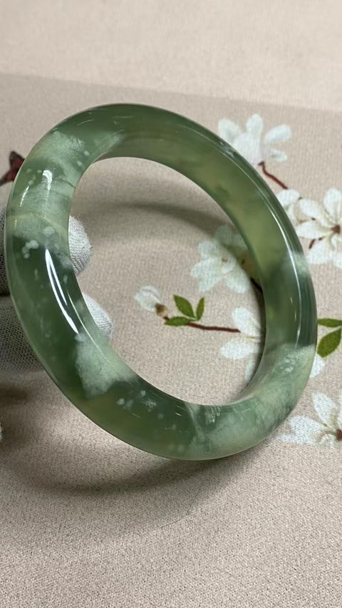 Gelang Gelang Milkcap Cui Jade Qingti & nbsp; Ukuran 63-65mm Ukuran 64.5mm Lebar Sisi 13.7mm Batu giok terjadi secara alami Pola acak Termasuk ongkos kirim dan pajak