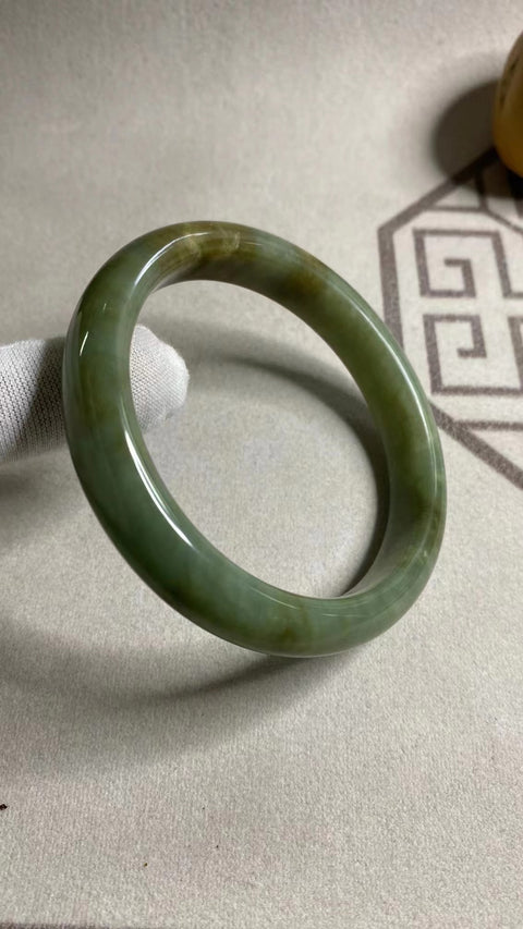 Gelang Biru Bertabur Bunga Giok Cui Giok Alami Ukuran 62-64mm Ukuran 63.4mm Lebar Sisi 12.5mm Giok terjadi secara alami Pola acak Sudah termasuk pajak pengiriman.