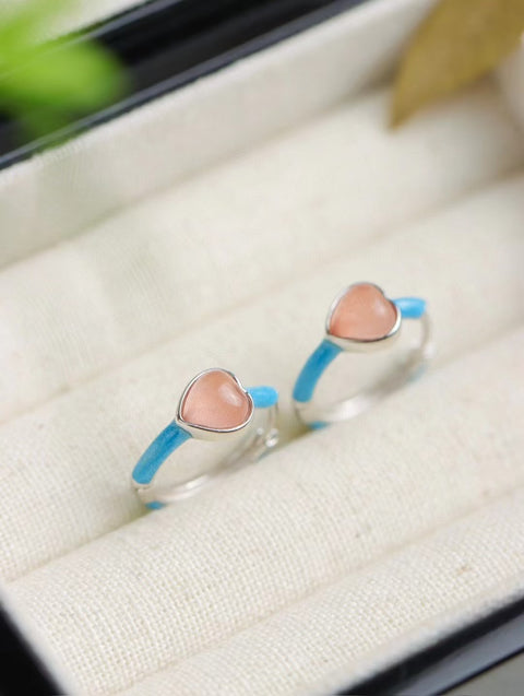 Anting-anting hati berwarna merah alami yang terbuat dari perak 925. Batu gioknya bersih, halus, dan lembap.
