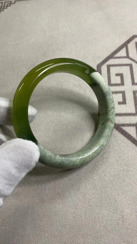 Gelang Giok Cui Alami Ukuran 57-59mm Ukuran 58.6mm Lebar Sisi 13.6mm Giok terjadi secara alami Pola acak Termasuk ongkos kirim dan pajak.