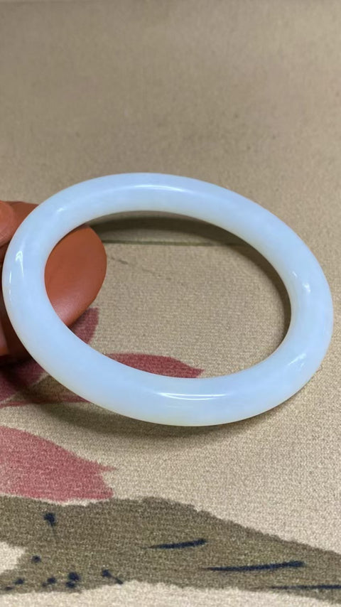 Gelang Cahaya Bulan Putih Giok Cui Giok Alami Ukuran 59-61mm Ukuran 60.2mm Lebar Sisi 10mm Giok semuanya terjadi secara alami Pola acak termasuk pajak pengiriman