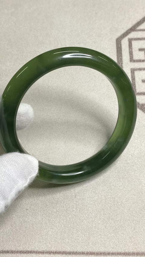 Gelang Gelang Cui Giok Hijau Titi Milkcap Ukuran 61-63mm Ukuran 62.1mm Lebar Samping 12.6mm Giok adalah semua yang terjadi secara alami Pola acak termasuk pajak pengiriman