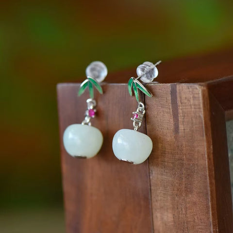 2606 Anting-Anting Apel Giok Hetian Alami yang terbuat dari perak 925 Ukuran 10 * 10mm Giok yang halus dan hangat Sudah termasuk ongkos kirim dan pajak