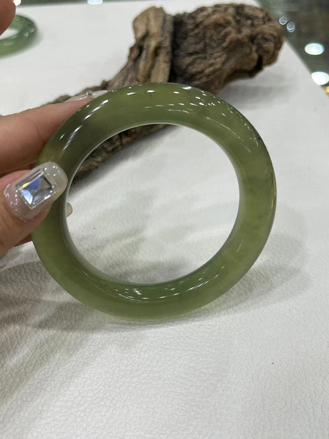 Gelang Es Hijau Giok Cui Giok Alami Ukuran 60.8mm Giok ini bersih, halus dan hangat Giok ini terbentuk secara alami Pola-polanya acak Sudah termasuk pajak pengiriman