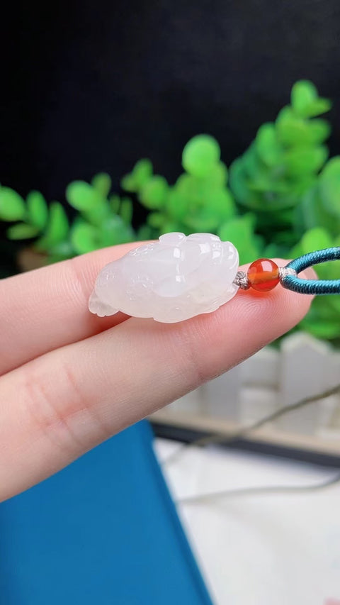 Liontin Jangkrik Emas Jadeite Alami Bahan batu giok tua yang halus dan hangat, dengan kepala penuh air Ukuran 2,5 * 1,4 cm Termasuk ongkos kirim dan pajak&nbsp;