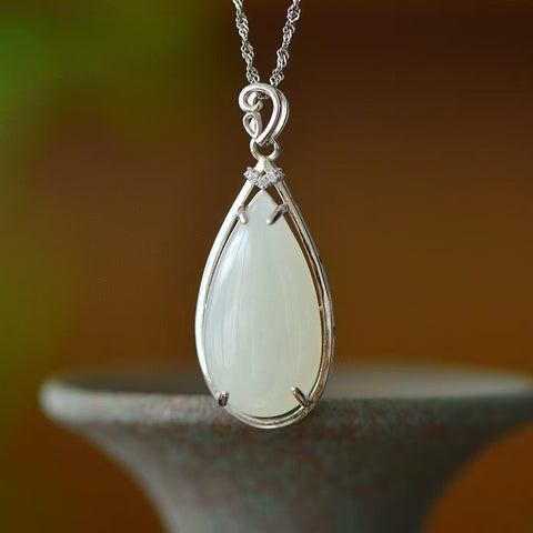 3360 Kalung Air Mata Giok Hetian Jade Alami Ukuran 13 * 25mm Set dalam 925 Perak Batu gioknya bersih dan gayanya indah Pengiriman dan pajak sudah termasuk.