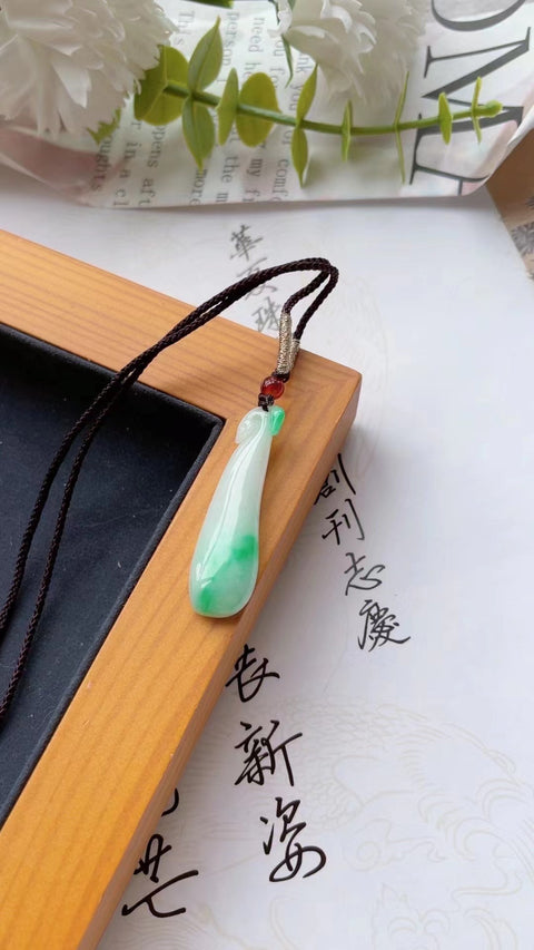 Liontin Melon Keberuntungan Jadeite Alami Semuanya sebagaimana mestinya, dan sebagaimana mestinya, alasnya bagus dan hangat, ukuran 3.6 * 1.2, termasuk ongkos kirim dan pajak.