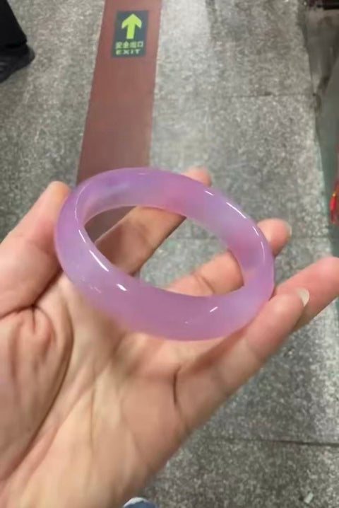 Gelang "bubuk es" kalsedon alami ini dingin dan transparan. Efek genggamannya sangat indah dan bak peri. Ukurannya sekitar: 60-16,5-8㎜. Semua batu alam terbentuk secara alami, dan polanya acak. Biaya kirim dan pajak sudah termasuk.