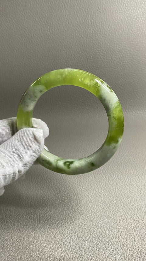 Gelang Milkcap Cui Jade Qingti Alami Ukuran 55-57mm Ukuran 56.1mm Lebar Sisi 11.6mm Giok semuanya terjadi secara alami Pola acak; sudah termasuk pajak pengiriman