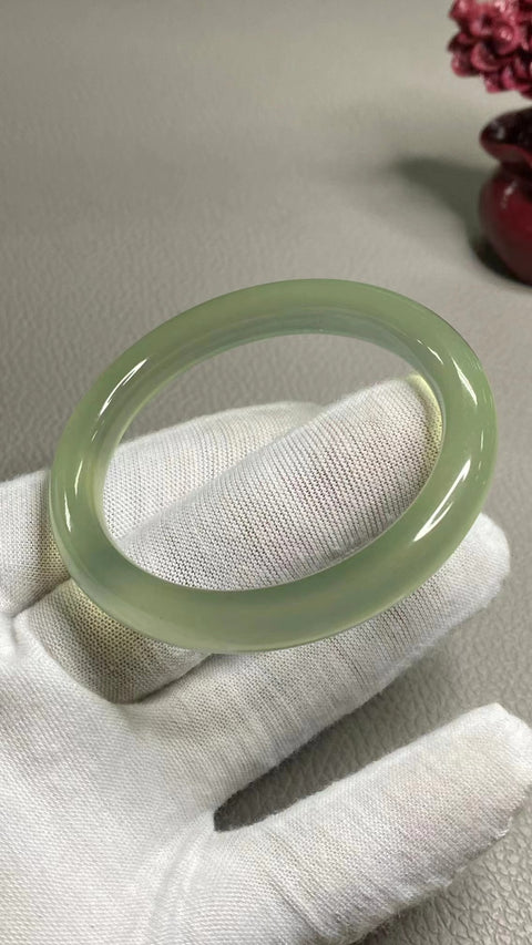 Gelang Hijau Es Giok Cui Giok Alami Ukuran 51-53mm Ukuran 52.6mm Lebar Sisi 9.2mm Giok terjadi secara alami Pola acak Pengiriman dan pajak sudah termasuk.