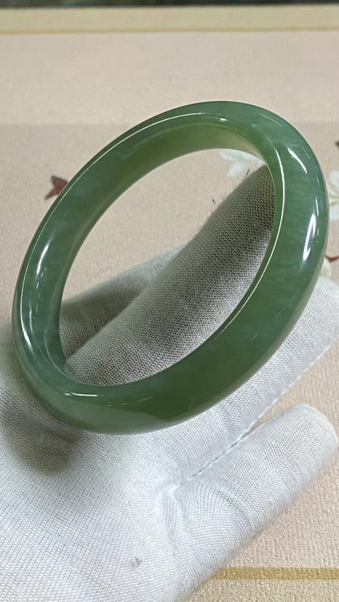 Gelang Hijau Penuh Giok Cui Fine Jade Ukuran 61-63mm Ukuran 62.1mm Lebar Sisi 12.1mm Giok secara alami terjadi secara acak Tingkat Pola Acak Termasuk pajak pengiriman.