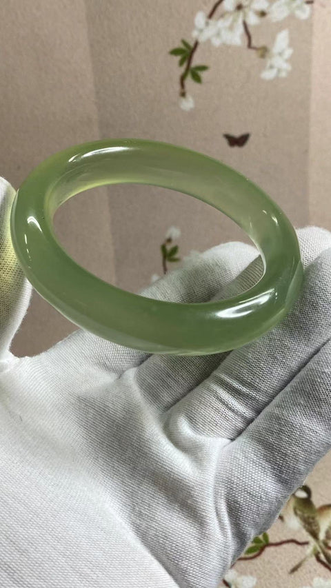 Gelang Giok Cui Alami Ukuran 57-59mm Ukuran 58.1mm Lebar Sisi 14.1mm Giok terbentuk secara alami Pola acak Pengiriman dan pajak sudah termasuk.